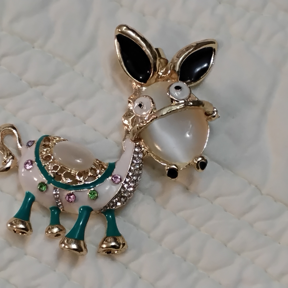 Betsey Johnson Gold and Black Donkey Pendent. No Chain. - Picture 1 of 4